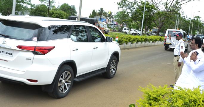 Two Congress MLAs welcome BJP leaders; After joining the Chief Minister's car, both of you join hands | भाजप नेत्यांच्या स्वागताला काँग्रेसचे दोन आमदार; मुख्यमंत्र्यांची गाडी जाताना दोघेही हात जोडून उभे Two Congress MLAs welcome BJP leaders; After joining the Chief Minister's car, both of you join hands | भाजप नेत्यांच्या स्वागताला काँग्रेसचे दोन आमदार; मुख्यमंत्र्यांची गाडी जाताना दोघेही हात जोडून उभे
