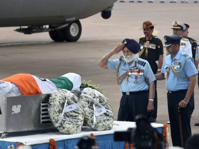 Abdul Kalam was raised from the wheelchair to pay homage to Arjun Singh | अब्दुल कलाम यांना श्रद्धांजली वाहण्यासाठी व्हिलचेअरवरुन उठून उभे राहिले होते अर्जन सिंह Abdul Kalam was raised from the wheelchair to pay homage to Arjun Singh | अब्दुल कलाम यांना श्रद्धांजली वाहण्यासाठी व्हिलचेअरवरुन उठून उभे राहिले होते अर्जन सिंह