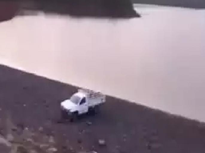 A case has been registered against the driver in connection with the accident at Arjuna Dam Rajapur in Ratnagiri district | Ratnagiri: अर्जुना धरणावर अपघात; दोघांना गमवावा लागला जीव, चालकावर गुन्हा दाखल A case has been registered against the driver in connection with the accident at Arjuna Dam Rajapur in Ratnagiri district | Ratnagiri: अर्जुना धरणावर अपघात; दोघांना गमवावा लागला जीव, चालकावर गुन्हा दाखल