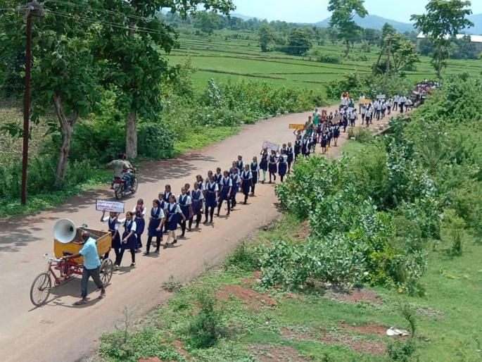 Morgaon school students protested against panchyat samiti | शिक्षकांसाठी चिमुकल्यांची शासनाकडे आर्त हाक, ग्रामस्थांनी शाळेला ठोकले कुलूप Morgaon school students protested against panchyat samiti | शिक्षकांसाठी चिमुकल्यांची शासनाकडे आर्त हाक, ग्रामस्थांनी शाळेला ठोकले कुलूप