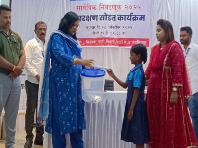 Ward reservation announced for election of 261 seats in 13 Nagar Parishads and Nagar Panchayats of Kolhapur district | कोल्हापूर जिल्ह्यात प्रस्थापितांना धक्का, नवख्यांना अनेक ठिकाणी संधी; नगरपरिषद, पंचायतीमधील राजकारण तापणार Ward reservation announced for election of 261 seats in 13 Nagar Parishads and Nagar Panchayats of Kolhapur district | कोल्हापूर जिल्ह्यात प्रस्थापितांना धक्का, नवख्यांना अनेक ठिकाणी संधी; नगरपरिषद, पंचायतीमधील राजकारण तापणार