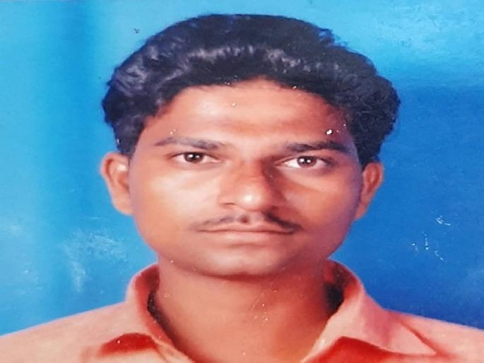 The body became two pieces; Young man commits suicide by sleeping on railway tracks | शरीराचे झाले दोन तुकडे; रेल्वे रुळावर झोपून तरुणाची आत्महत्या The body became two pieces; Young man commits suicide by sleeping on railway tracks | शरीराचे झाले दोन तुकडे; रेल्वे रुळावर झोपून तरुणाची आत्महत्या