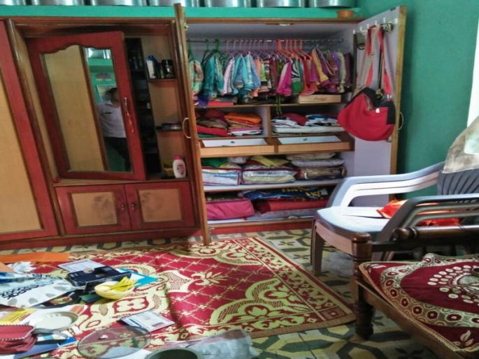 Armed robbery at Phulgaon, while stabilizing the old man, knocking him six Tola gold | फुलगाव येथे सशस्त्र दरोडा, वृद्धेला चाकूचा धाक दाखवत लांबविले सहा तोळे सोने Armed robbery at Phulgaon, while stabilizing the old man, knocking him six Tola gold | फुलगाव येथे सशस्त्र दरोडा, वृद्धेला चाकूचा धाक दाखवत लांबविले सहा तोळे सोने