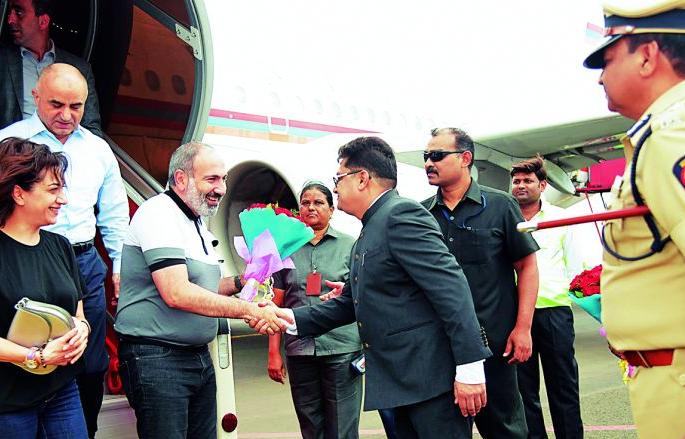Armenia Prime Minister Nicole Pashinayan's took short time rest in Nagpur | अर्मेनियाचे पंतप्रधान निकोल पाशिनयान यांची नागपुरात अल्पविश्रांती