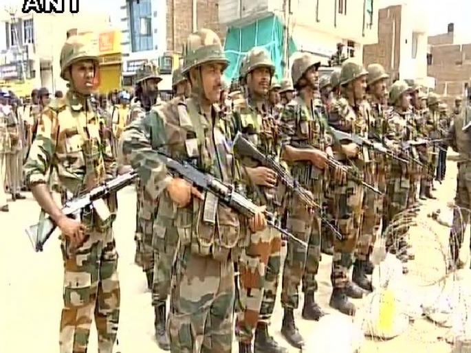 Army enters headquarters at Sirsa, head of Rapid Action Force | सिरसा येथील डेरा सच्चा सौदाच्या मुख्यालयात घुसले लष्कर, रॅपिड अॅक्शन फोर्सचे जवान Army enters headquarters at Sirsa, head of Rapid Action Force | सिरसा येथील डेरा सच्चा सौदाच्या मुख्यालयात घुसले लष्कर, रॅपिड अॅक्शन फोर्सचे जवान