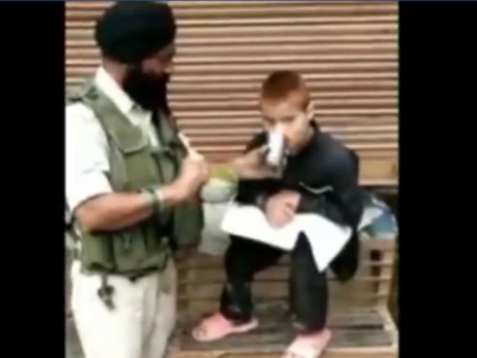 CRPF Havaldar Iqbal Singh deployed in Srinagar feeds his lunch to a paralytic child | अन् लष्करातील जवानाने लकवाग्रस्त मुलाला स्वत:च्या हाताने भरवले जेवण CRPF Havaldar Iqbal Singh deployed in Srinagar feeds his lunch to a paralytic child | अन् लष्करातील जवानाने लकवाग्रस्त मुलाला स्वत:च्या हाताने भरवले जेवण