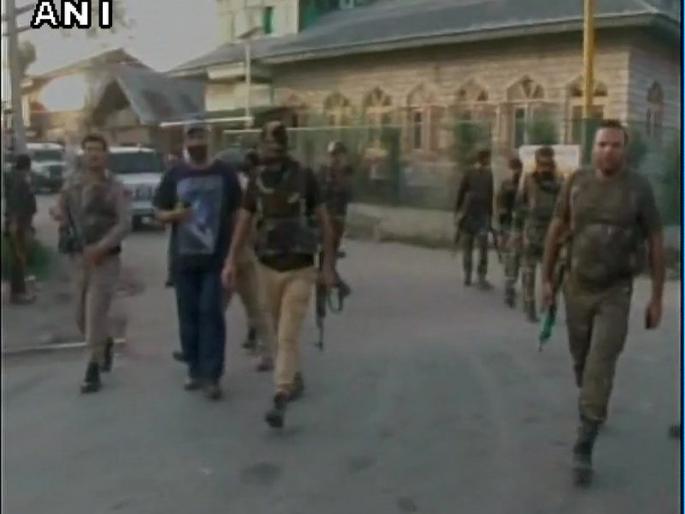 Jammu Kashmir: 3 terrorists' encounter in Sopore | जम्मू काश्मीर : सोपोरमध्ये लष्कर-ए-तोयबाच्या 3 दहशतवाद्यांचा एन्काऊंटर Jammu Kashmir: 3 terrorists' encounter in Sopore | जम्मू काश्मीर : सोपोरमध्ये लष्कर-ए-तोयबाच्या 3 दहशतवाद्यांचा एन्काऊंटर