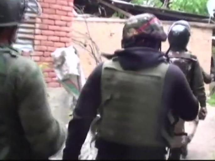 five militants gunned down in shopian including a former professor of kashmir university | भारतीय जवानांची जिगरबाज कामगिरी; बुरहान वानी गँग 'खल्लास', ५ दहशतवाद्यांना कंठस्नान