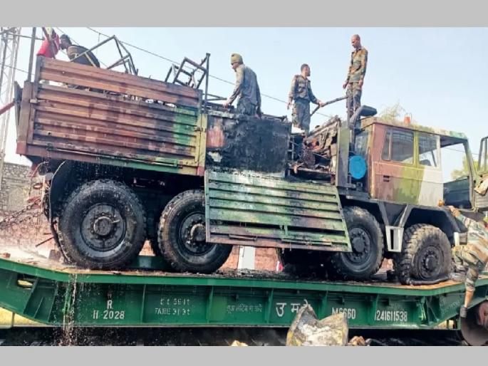 Massive fire in indian army train; army trucks and other stuff burn out | सैन्याच्या ट्रेनमध्ये भीषण आग; आधुनिक ट्रक जळून खाक, सामानाचा कोळसा Massive fire in indian army train; army trucks and other stuff burn out | सैन्याच्या ट्रेनमध्ये भीषण आग; आधुनिक ट्रक जळून खाक, सामानाचा कोळसा