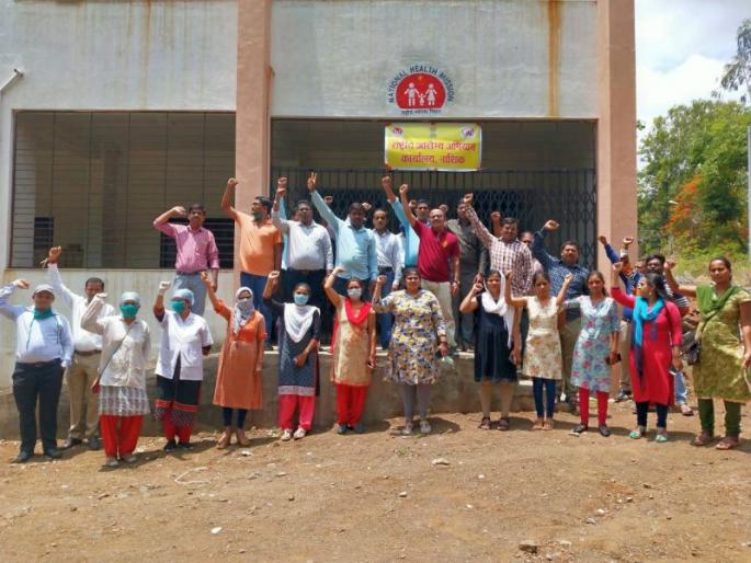 Health Mission contract workers on indefinite strike | आरोग्य मिशनचे कंत्राटी कर्मचारी बेमुदत संपावर Health Mission contract workers on indefinite strike | आरोग्य मिशनचे कंत्राटी कर्मचारी बेमुदत संपावर