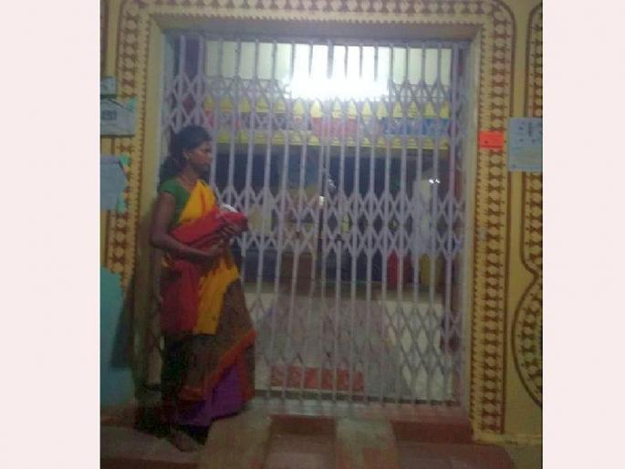 one and a half month old baby dies on primary health care center's gate due to not receiving treatment on time | आरोग्य केंद्राला कुलूप; दीड महिन्याचे बाळ उपचाराअभावी दगावले! मातेने फोडला हंबरडा one and a half month old baby dies on primary health care center's gate due to not receiving treatment on time | आरोग्य केंद्राला कुलूप; दीड महिन्याचे बाळ उपचाराअभावी दगावले! मातेने फोडला हंबरडा