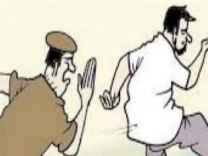 The accused escaped from Jaisingpur police | कोल्हापूर: जयसिंगपूर पोलिसांच्या हातातून आरोपी पसार, लघुशंकेचे कारण सांगून गेला पळून The accused escaped from Jaisingpur police | कोल्हापूर: जयसिंगपूर पोलिसांच्या हातातून आरोपी पसार, लघुशंकेचे कारण सांगून गेला पळून