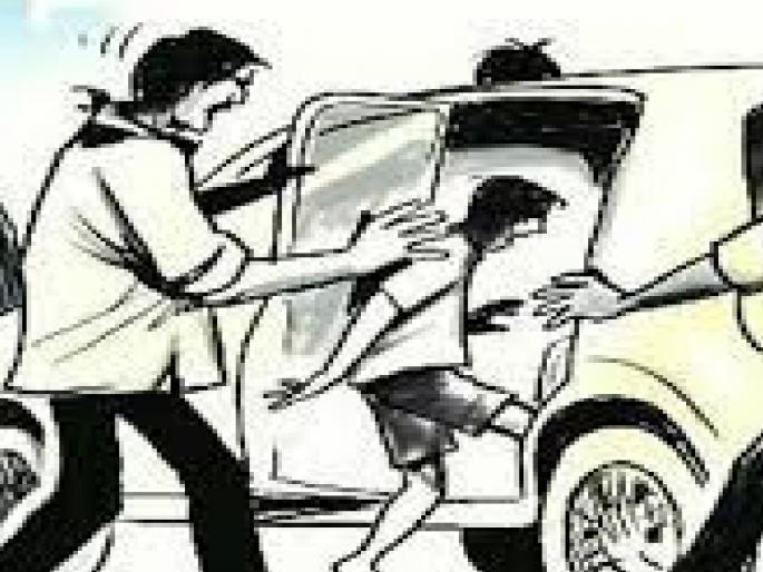 Forcibly taking a young man out of a car and beating him, a crime against eight people in Satara | जबरदस्तीने कारमधून नेऊन युवकाला केली मारहाण, आठ जणांविरोधात गुन्हा; साताऱ्यातील घटना Forcibly taking a young man out of a car and beating him, a crime against eight people in Satara | जबरदस्तीने कारमधून नेऊन युवकाला केली मारहाण, आठ जणांविरोधात गुन्हा; साताऱ्यातील घटना