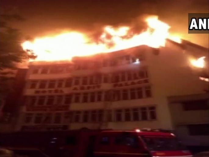 Fire broke out at Delhi's arpit palace hotel in karol baug, 9 dead | दिल्लीतील अर्पित पॅलेस हॉटेलमध्ये भीषण आग, 17 जणांचा मृत्यू Fire broke out at Delhi's arpit palace hotel in karol baug, 9 dead | दिल्लीतील अर्पित पॅलेस हॉटेलमध्ये भीषण आग, 17 जणांचा मृत्यू