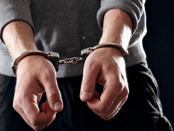 Accussed arrested who theft of 12000 american dolllers | एक्सचेंज एजंटच्या डोळयावर पेपर स्प्रे मारून 12 हजार अमेरिकन डॉलरची चोरी करणारा गजाआड Accussed arrested who theft of 12000 american dolllers | एक्सचेंज एजंटच्या डोळयावर पेपर स्प्रे मारून 12 हजार अमेरिकन डॉलरची चोरी करणारा गजाआड
