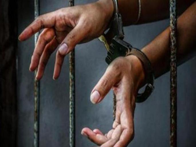 Police arrest who disappear from back ten years | दहा वर्षांपासून पोलिसांना गुंगारा देणाऱ्या दोघांना अटक Police arrest who disappear from back ten years | दहा वर्षांपासून पोलिसांना गुंगारा देणाऱ्या दोघांना अटक