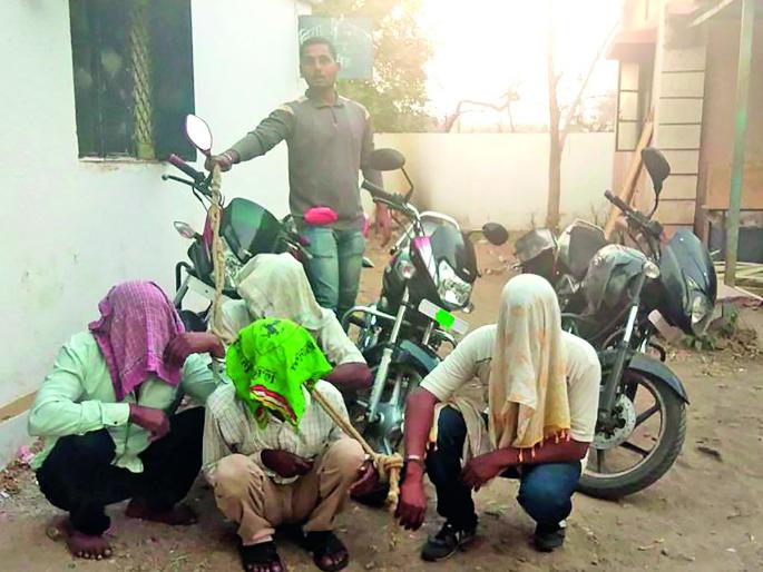 The gang of robbers is selling gold | सोने विकण्याचा बनाव करून लुटणारी टोळी गजाआड The gang of robbers is selling gold | सोने विकण्याचा बनाव करून लुटणारी टोळी गजाआड