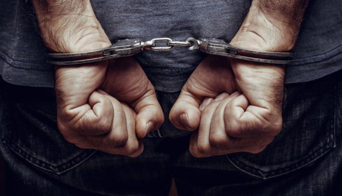 Lakhs of liquor seized | लाखोंचा दारूसाठा जप्त, टेम्पोचालकास अटक Lakhs of liquor seized | लाखोंचा दारूसाठा जप्त, टेम्पोचालकास अटक