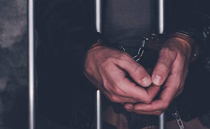 Eight gamblers caught with Rs 12 lakh | १२ लाखाच्या मुद्देमालासह आठ जुगाऱ्यांना पकडले Eight gamblers caught with Rs 12 lakh | १२ लाखाच्या मुद्देमालासह आठ जुगाऱ्यांना पकडले