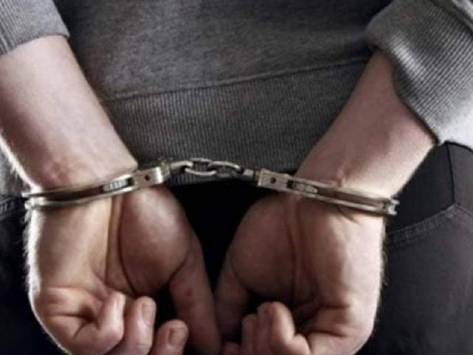 Two policemen arrested for smuggling hashish in Kalyan | कल्याणमध्ये चरस तस्करी करणाऱ्या दोन पोलिसांना अटक Two policemen arrested for smuggling hashish in Kalyan | कल्याणमध्ये चरस तस्करी करणाऱ्या दोन पोलिसांना अटक