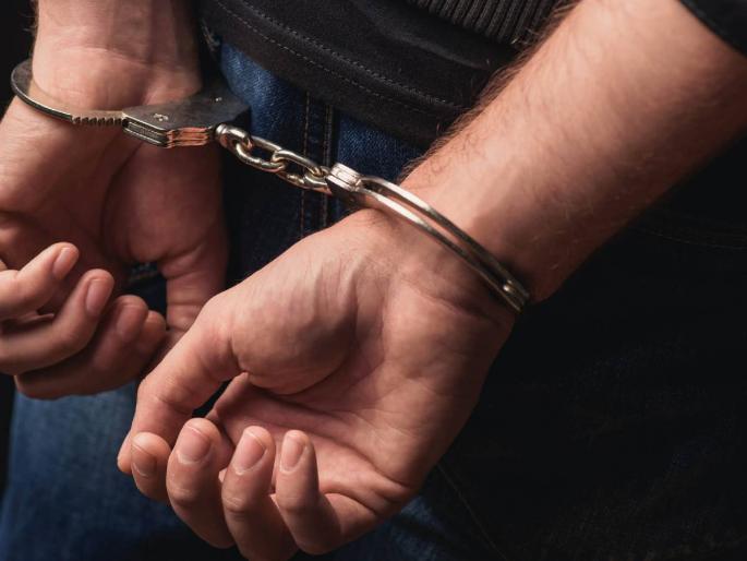 The bus driver was abused as the handcart got cut | हातगाडीला कट लागल्याने बसचालकाला शिवीगाळ; धुळ्यातील घटना, एकजण ताब्यात The bus driver was abused as the handcart got cut | हातगाडीला कट लागल्याने बसचालकाला शिवीगाळ; धुळ्यातील घटना, एकजण ताब्यात