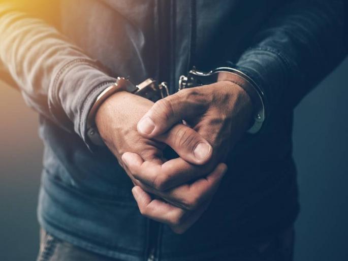 Two pistols, four cartridges seized on Pune-Mumbai highway; Youth arrested | पुणे- मुंबई महामार्गावर दोन पिस्तूल, चार काडतुसे जप्त; तरुणास अटक Two pistols, four cartridges seized on Pune-Mumbai highway; Youth arrested | पुणे- मुंबई महामार्गावर दोन पिस्तूल, चार काडतुसे जप्त; तरुणास अटक