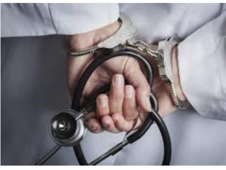 The doctor of homeopathy was the mastermind of the Tosilizumab racket | होमिओपॅथीचा डॉक्टरच होता टॉसिलिझुमॅब रॅकेटचा सूत्रधार The doctor of homeopathy was the mastermind of the Tosilizumab racket | होमिओपॅथीचा डॉक्टरच होता टॉसिलिझुमॅब रॅकेटचा सूत्रधार