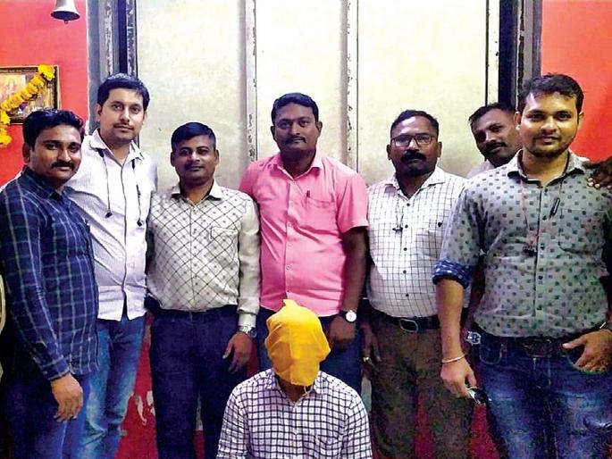 Arrested for blackmailing young women | तरुणींना ब्लॅकमेल करणाऱ्याला अटक