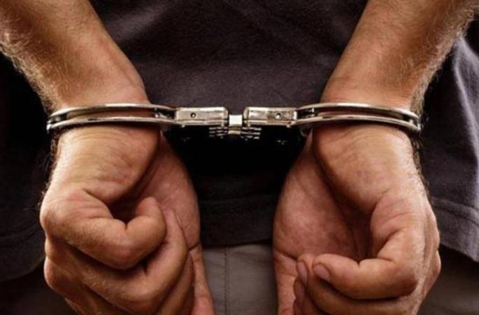 Seven arrested for performing aarti | सामूहिक आरती करणाऱ्या सात जणांना अटक