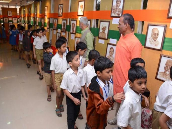 He painted freedom fighter with his own blood | त्यांनी स्वत:च्या रक्ताने चितारली स्वातंत्र्यवीरांची चित्रे He painted freedom fighter with his own blood | त्यांनी स्वत:च्या रक्ताने चितारली स्वातंत्र्यवीरांची चित्रे