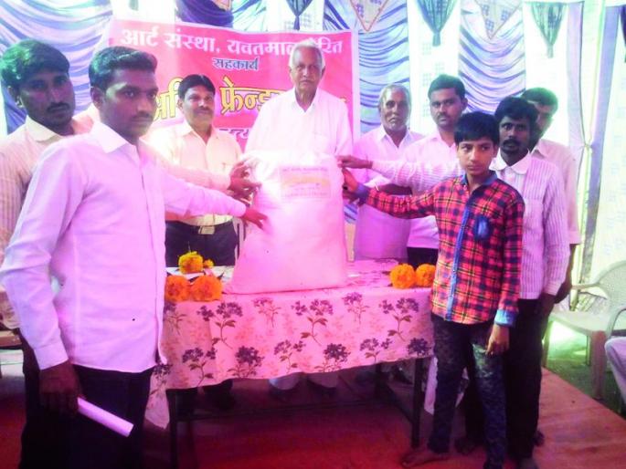 10 farmers help the suicidal families to do Yavatmal arts institutes | १0 शेतकरी आत्महत्याग्रस्त कुटुंबियांना यवतमाळची आर्ट संस्था करणार मदत 10 farmers help the suicidal families to do Yavatmal arts institutes | १0 शेतकरी आत्महत्याग्रस्त कुटुंबियांना यवतमाळची आर्ट संस्था करणार मदत