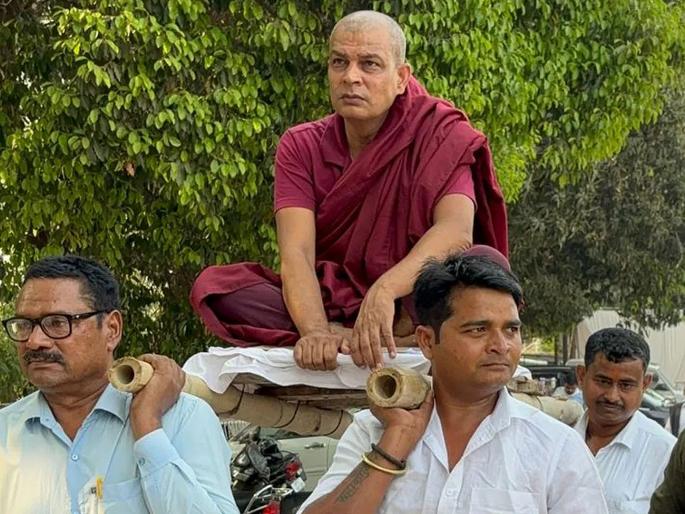 Lok Sabha Elections - Arthi Baba Rajan yadav filed nomination in Gorakhpur LS Constituency | तिरडीवर बसून निवडणूक अर्ज भरायला पोहचला उमेदवार; स्मशानभूमीत उघडलं कार्यालय Lok Sabha Elections - Arthi Baba Rajan yadav filed nomination in Gorakhpur LS Constituency | तिरडीवर बसून निवडणूक अर्ज भरायला पोहचला उमेदवार; स्मशानभूमीत उघडलं कार्यालय
