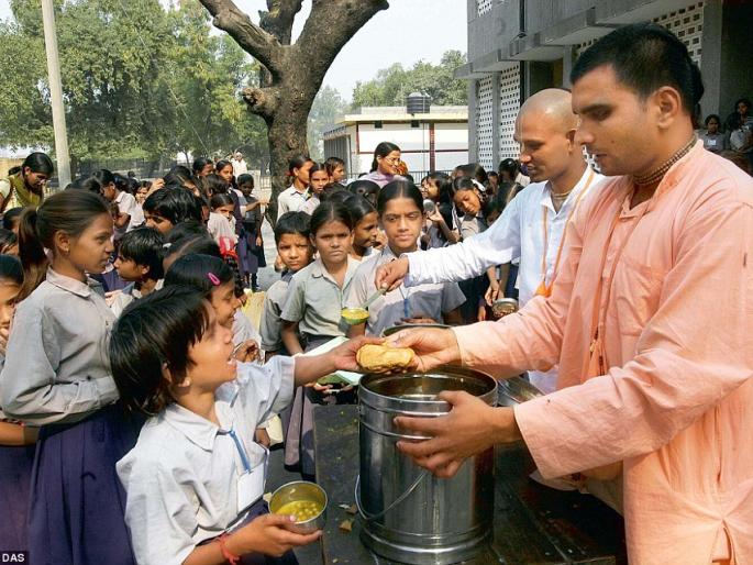 In addition to lunch, give breakfast to school children | शालेय विद्यार्थ्यांना मध्यान्ह भोजनाव्यतिरिक्त न्याहारीही द्या In addition to lunch, give breakfast to school children | शालेय विद्यार्थ्यांना मध्यान्ह भोजनाव्यतिरिक्त न्याहारीही द्या