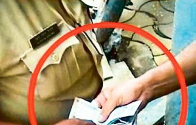 In lieu of bail, the bribe demanded bribe money in Jalgaon | जामीन दिल्याच्या बदल्यात जळगावात हवालदाराने मागितली लाच In lieu of bail, the bribe demanded bribe money in Jalgaon | जामीन दिल्याच्या बदल्यात जळगावात हवालदाराने मागितली लाच