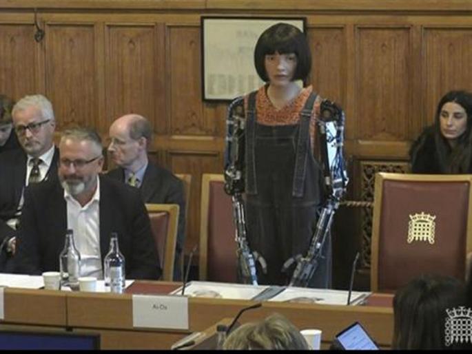 Humanoid Robot Ai-Da Addresses 'slept' while giving a speech in Parliament! | संसदेत भाषण देत असतानाच ती 'झोपली'! Humanoid Robot Ai-Da Addresses 'slept' while giving a speech in Parliament! | संसदेत भाषण देत असतानाच ती 'झोपली'!