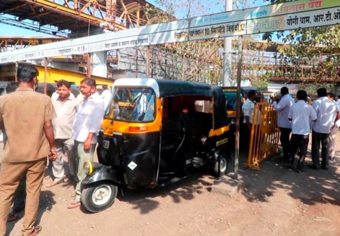 Reduction of Rs. 5 per passenger fare for shared rickshaws | शेअर रिक्षाच्या प्रति प्रवासी भाड्यात पाच रुपयांची कपात Reduction of Rs. 5 per passenger fare for shared rickshaws | शेअर रिक्षाच्या प्रति प्रवासी भाड्यात पाच रुपयांची कपात