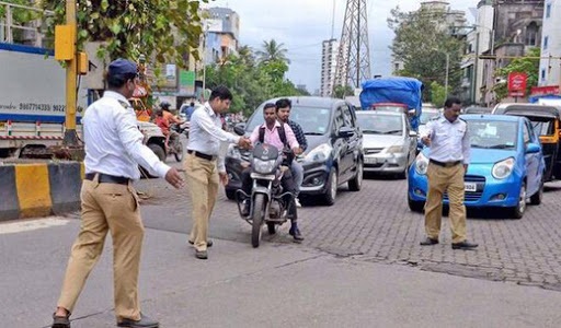 Police chased and caught the driver; Then he said the identity of the Commissioner of Police! | पोलिसांनी पाठलाग करुन कारचालकाला पकडले; तेव्हा त्याने सांगितली पोलीस आयुक्तांची ओळख ! Police chased and caught the driver; Then he said the identity of the Commissioner of Police! | पोलिसांनी पाठलाग करुन कारचालकाला पकडले; तेव्हा त्याने सांगितली पोलीस आयुक्तांची ओळख !