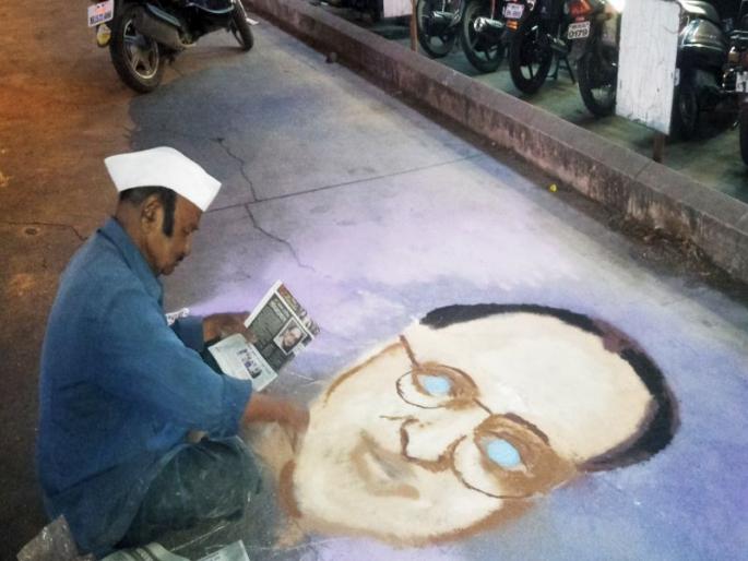 Nashik's senior Rangoli painter is 'ban' | नाशिकच्या ज्येष्ठ रांगोळी चित्रकारावर महापालिकेची ‘बंदी’ Nashik's senior Rangoli painter is 'ban' | नाशिकच्या ज्येष्ठ रांगोळी चित्रकारावर महापालिकेची ‘बंदी’