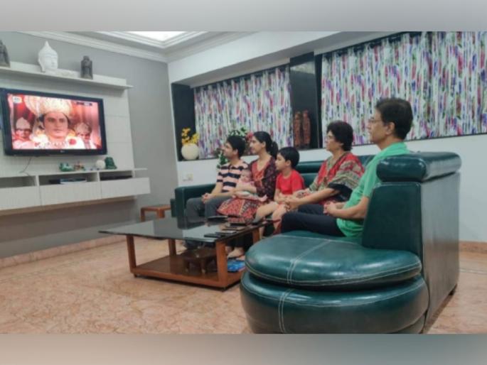 Corona Lock Down: Entire Family Of Anurn Govil Watching Ramayana Most Liked Photo On Internet Today-SRJ | Corona Lock Down: जय श्रीराम संपूर्ण कुटुंब रंगलंय रामायणात, अरूण गोविल यांचा हा फोटो ठरतोय सर्वात खास Corona Lock Down: Entire Family Of Anurn Govil Watching Ramayana Most Liked Photo On Internet Today-SRJ | Corona Lock Down: जय श्रीराम संपूर्ण कुटुंब रंगलंय रामायणात, अरूण गोविल यांचा हा फोटो ठरतोय सर्वात खास