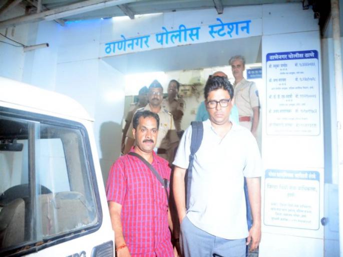 Arun Perera returned home in Thane, Jitendra Awhad took a visit | अरुण परेरा ठाण्यात राहत्या घरी परतला, जितेंद्र आव्हाडांनी घेतली भेट 