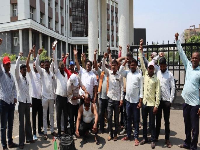 Mundan protest of workers in front of Collector office | अहमदनगर: कामगारांचे जिल्हाधिकारी कार्यालयासमोर मुंडन आंदोलन