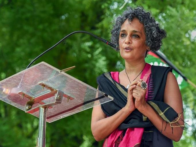 If anyone asks for a name, please tell Ranga-billa and address racecourse! Arundhati Roy's advice | कुणी नाव विचारलं तर रंगा-बिल्ला आणि पत्ता 7 रेसकोर्स सांगा! एनआरसीवरून अरुंधती रॉय यांचा सल्ला  If anyone asks for a name, please tell Ranga-billa and address racecourse! Arundhati Roy's advice | कुणी नाव विचारलं तर रंगा-बिल्ला आणि पत्ता 7 रेसकोर्स सांगा! एनआरसीवरून अरुंधती रॉय यांचा सल्ला