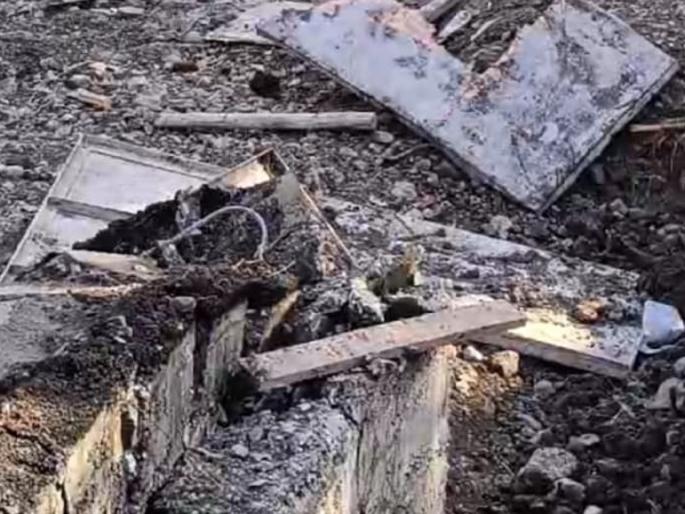 Slab collapses near crematorium, 2 laborers killed | स्मशानभूमीजवळील स्लॅब कोसळला, २ मजुरांचा मृत्यू Slab collapses near crematorium, 2 laborers killed | स्मशानभूमीजवळील स्लॅब कोसळला, २ मजुरांचा मृत्यू
