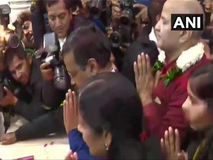 Delhi Election Results: Jai Bajrangbali! AAP chief Arvind Kejriwal offer prayers at Hanuman Temple in Connaught Place | Delhi Election Results : जय बजरंगबली! दिल्ली जिंकली आणि केजरीवालांनी मारुतीरायाच्या चरणी धाव घेतली Delhi Election Results: Jai Bajrangbali! AAP chief Arvind Kejriwal offer prayers at Hanuman Temple in Connaught Place | Delhi Election Results : जय बजरंगबली! दिल्ली जिंकली आणि केजरीवालांनी मारुतीरायाच्या चरणी धाव घेतली