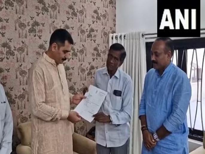 Congress leader Arvind Ladani hands over the resignation to Assembly Speaker Shankar Chaudhary | गुजरात काँग्रेसमध्ये राजीनामा सत्र सुरूच, कॅबिनेट मंत्रिपदाचा पराभव करणाऱ्या आमदारानेही दिला राजीनामा Congress leader Arvind Ladani hands over the resignation to Assembly Speaker Shankar Chaudhary | गुजरात काँग्रेसमध्ये राजीनामा सत्र सुरूच, कॅबिनेट मंत्रिपदाचा पराभव करणाऱ्या आमदारानेही दिला राजीनामा
