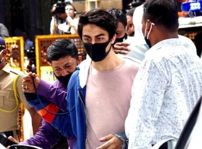 shah rukh khan son Aryan Khans NCB office attendance was saved court | आर्यन खानचे एनसीबी कार्यालयाचे खेटे वाचले