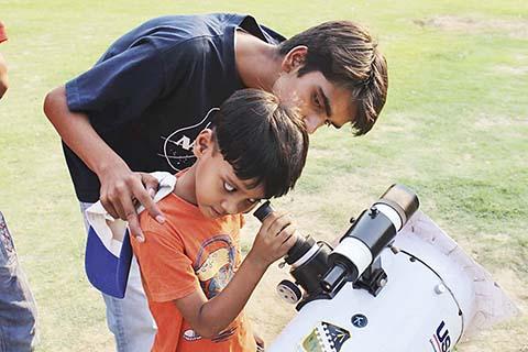 from slum tO start-up : meet 19-yr-old who-help-govt-build-astronomy-labs | झोपडपट्टीत राहणारा 19 वर्षाचा तरुण: थेट भारत सरकारला अॅस्ट्रॉनॉमी प्रयोगशाळा उभारायला करतोय मदत. from slum tO start-up : meet 19-yr-old who-help-govt-build-astronomy-labs | झोपडपट्टीत राहणारा 19 वर्षाचा तरुण: थेट भारत सरकारला अॅस्ट्रॉनॉमी प्रयोगशाळा उभारायला करतोय मदत.