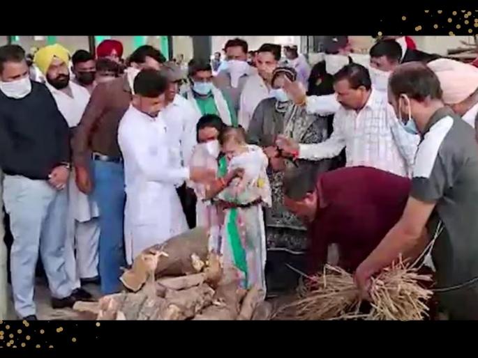 ludhiana gas leak tragedy 8 month old bids final adieu to parents | हृदयद्रावक! 8 महिन्यांच्या बाळाने दिला आई-वडील आणि आजीला मुखाग्नी, सर्वांचे डोळे पाणावले ludhiana gas leak tragedy 8 month old bids final adieu to parents | हृदयद्रावक! 8 महिन्यांच्या बाळाने दिला आई-वडील आणि आजीला मुखाग्नी, सर्वांचे डोळे पाणावले