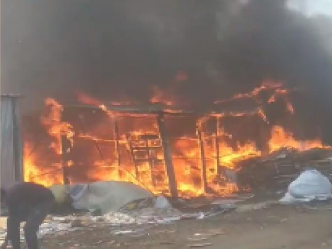 A cardboard warehouse caught fire in Sangliwadi, a cylinder exploded in the fire | सांगलीवाडीत पुठ्ठा गोदामाला आग, आगीत सिलिंडरचा स्फोट; लाखांचे साहित्य खाक A cardboard warehouse caught fire in Sangliwadi, a cylinder exploded in the fire | सांगलीवाडीत पुठ्ठा गोदामाला आग, आगीत सिलिंडरचा स्फोट; लाखांचे साहित्य खाक
