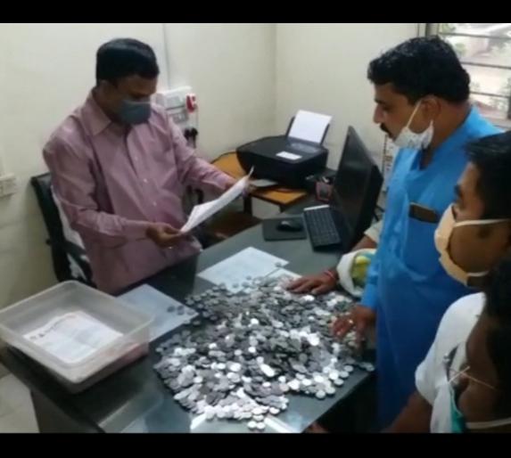 Shiv Sena donates Rs 7,000 coins to Mahavitaran | जय महाराष्ट्र ! शिवसेनेकडून‘महावितरण’ला सात हजारांची चिल्लर भेट; वाढीव वीजदेयकांविरुद्ध आंदोलन